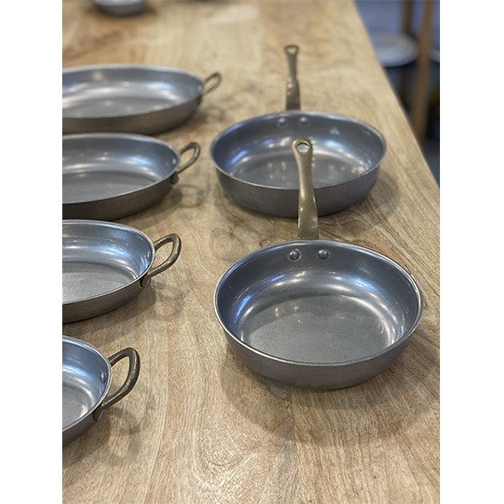 Sartén de acero inox mate con asa de latón vintage. Varias medidas - 6 Uds. - Klimer
