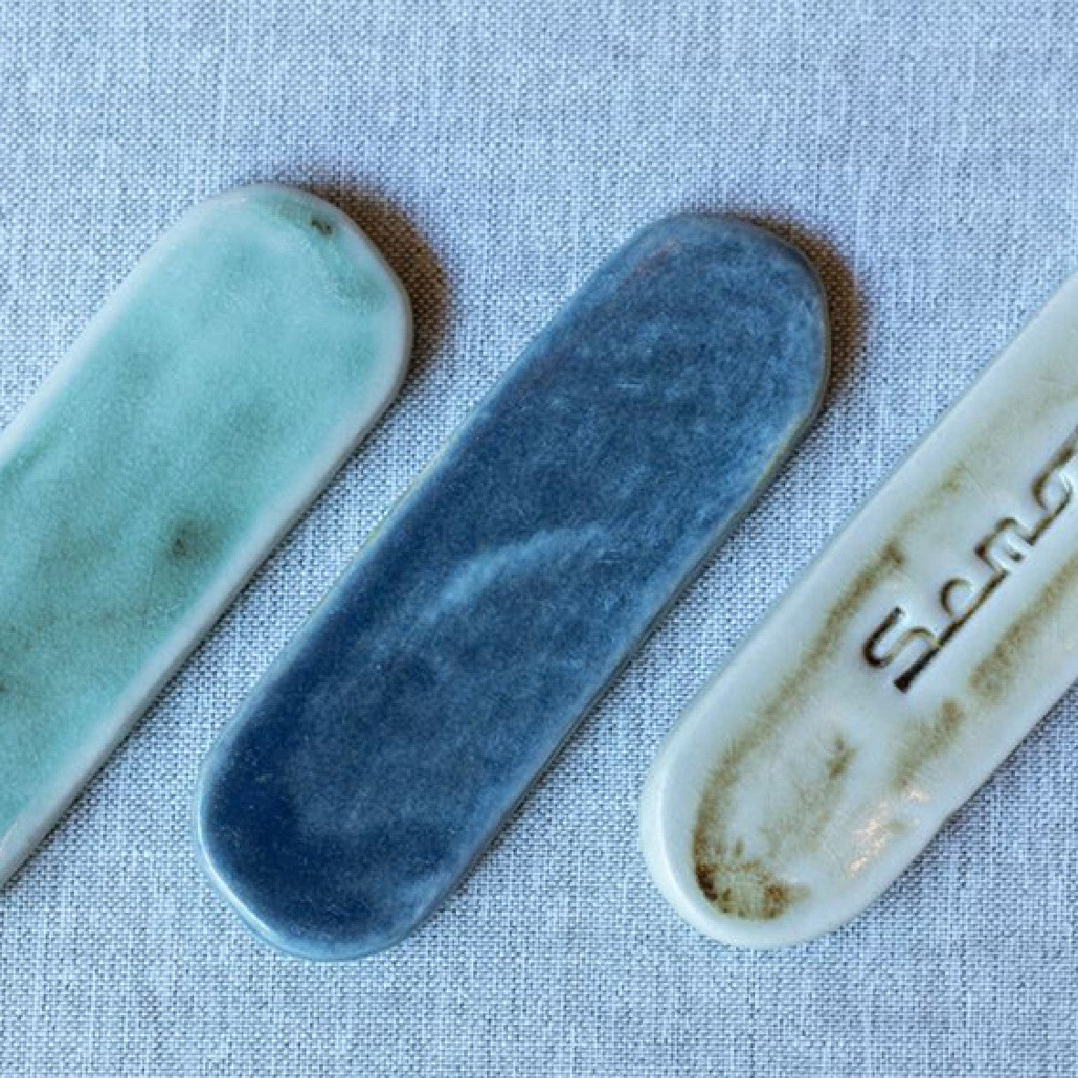 Reposacubiertos artesanal de gres blanco. 11 x 2.5 x 1.5 cm - 6 uds. - Klimer